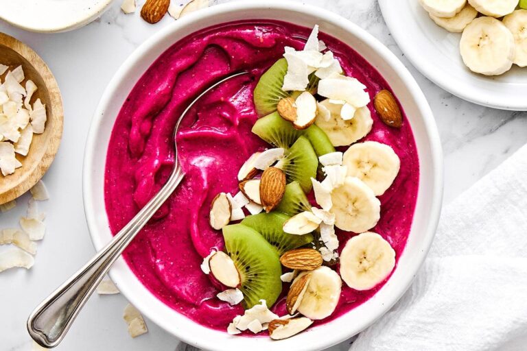 Bol de smoothie à la pitaya (fruit du dragon)