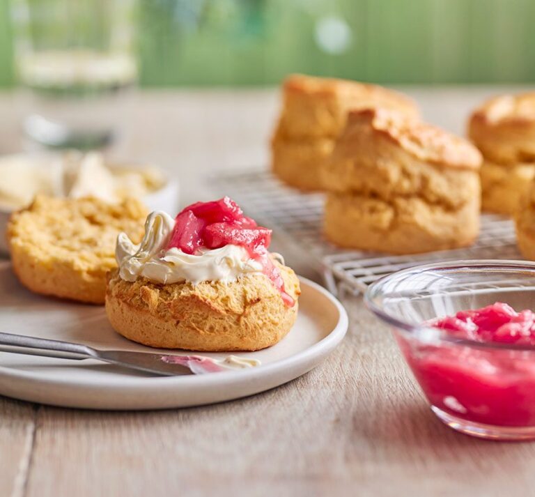 Scones à la rhubarbe et à la crème – Good Food Moyen-Orient