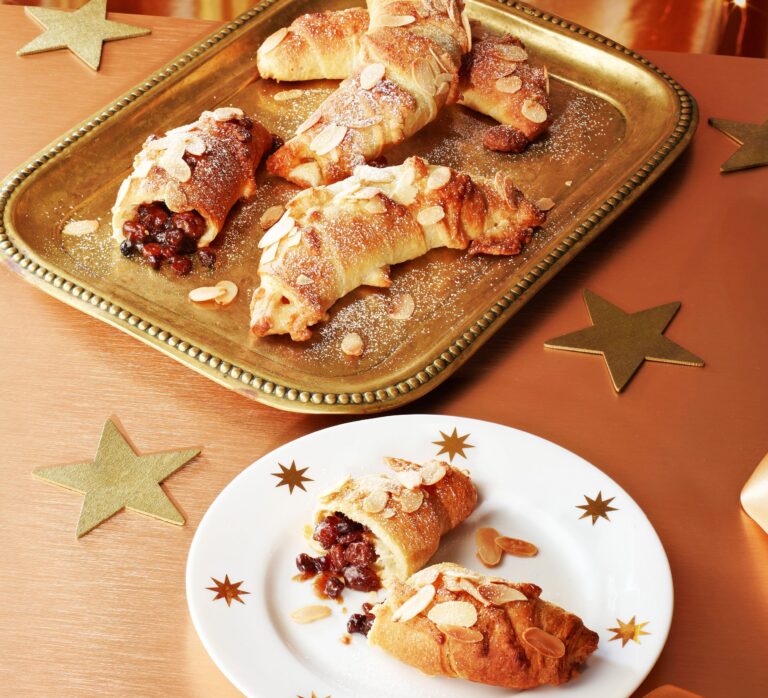 Tourtes à la viande et croissants au massepain